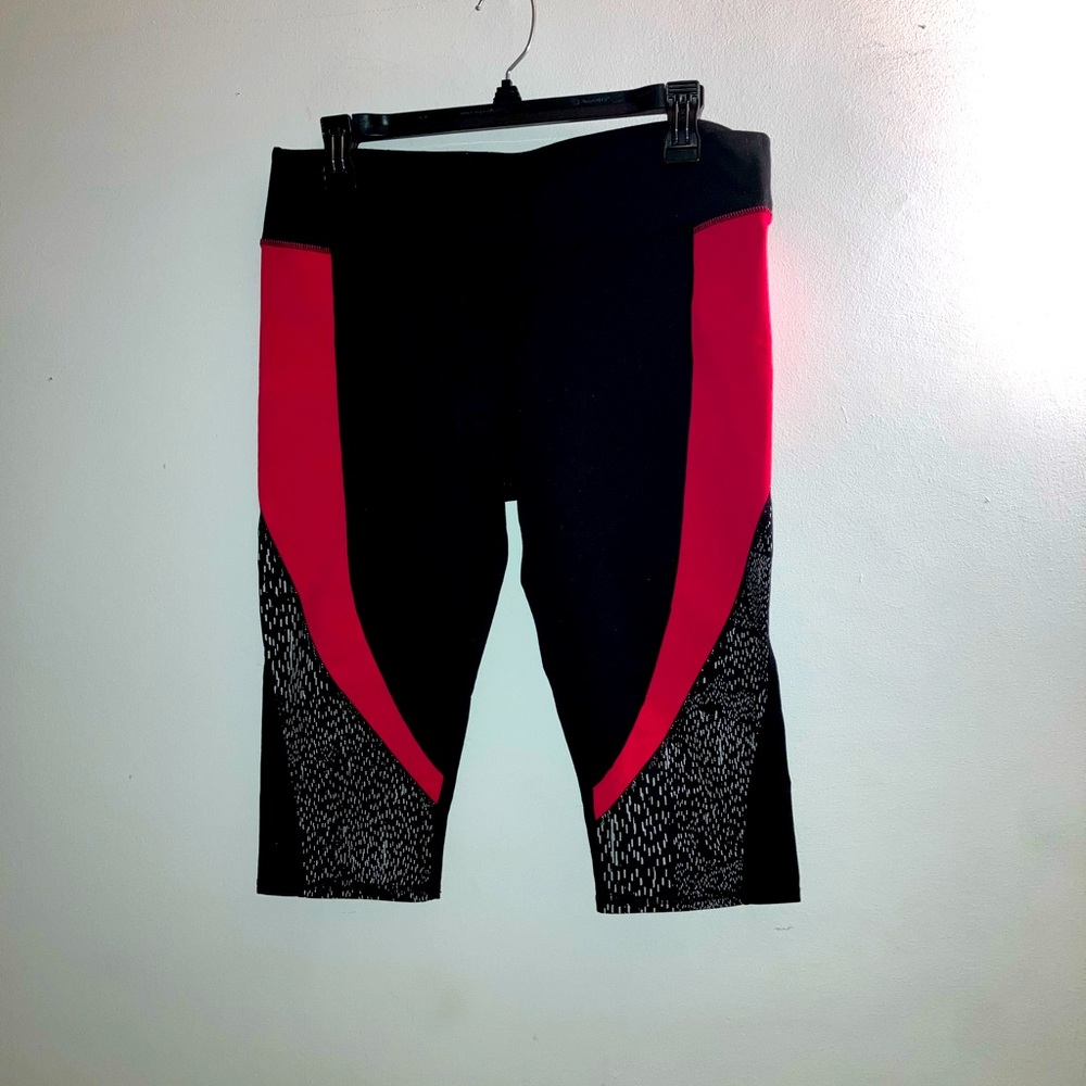 L | Fabletics Capri - Picture 5 of 8